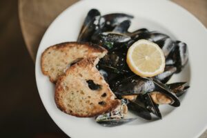 Bord met mosselen, citroen en geroosterd brood